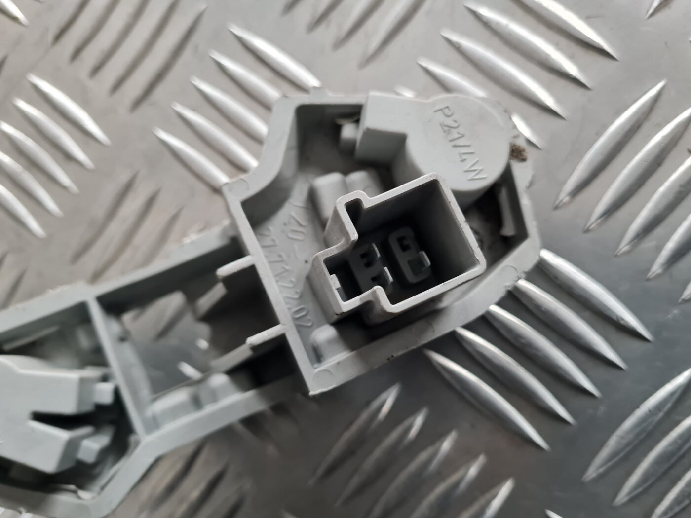 Aizmugures luktura spuldzes turētājs priekš VOLVO C30 2009 2 Aizmugures luktura spuldzes turētājs priekš VOLVO C30 2009