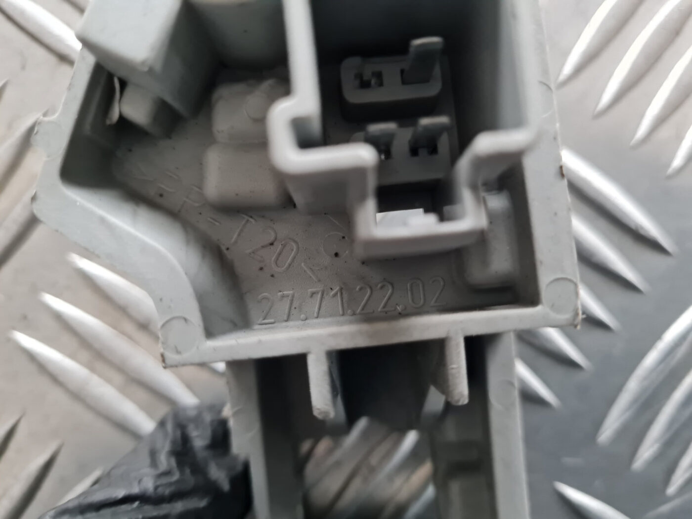 Aizmugures luktura spuldzes turētājs priekš VOLVO C30 2009 4 Aizmugures luktura spuldzes turētājs priekš VOLVO C30 2009