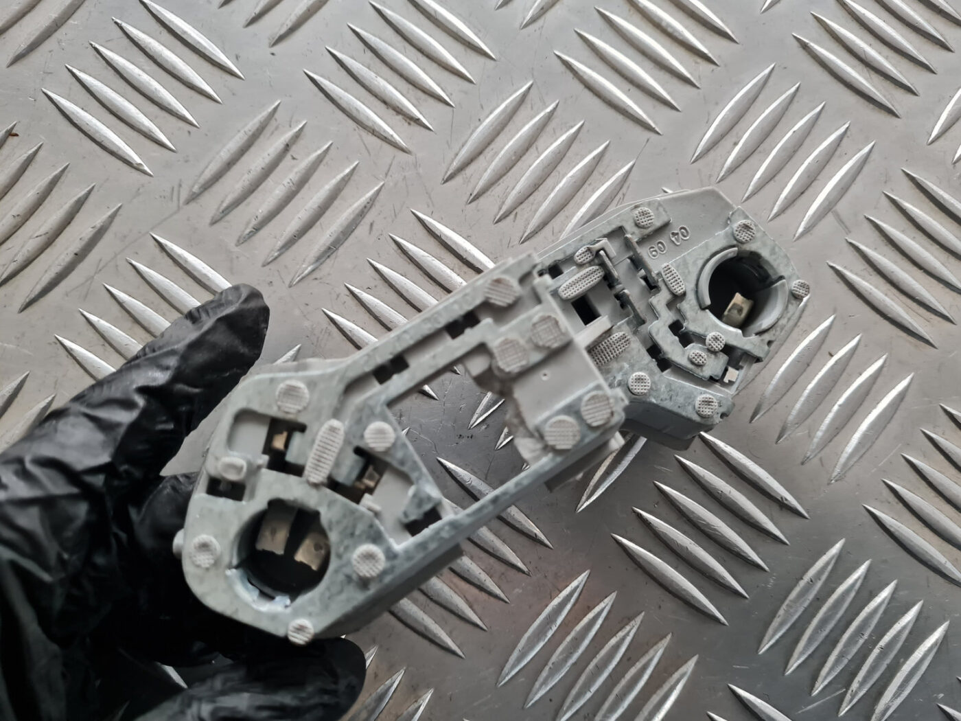 Aizmugures luktura spuldzes turētājs priekš VOLVO C30 2009 3 Aizmugures luktura spuldzes turētājs priekš VOLVO C30 2009