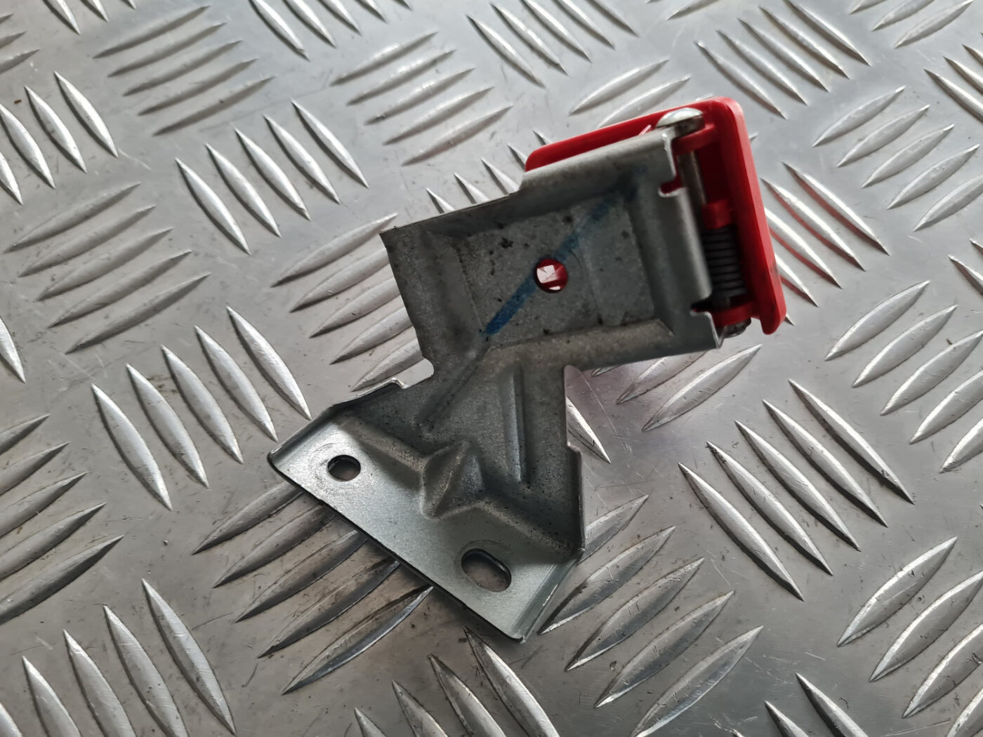 Pārsega atveršanas rokturis salonā priekš VOLVO C30 2009