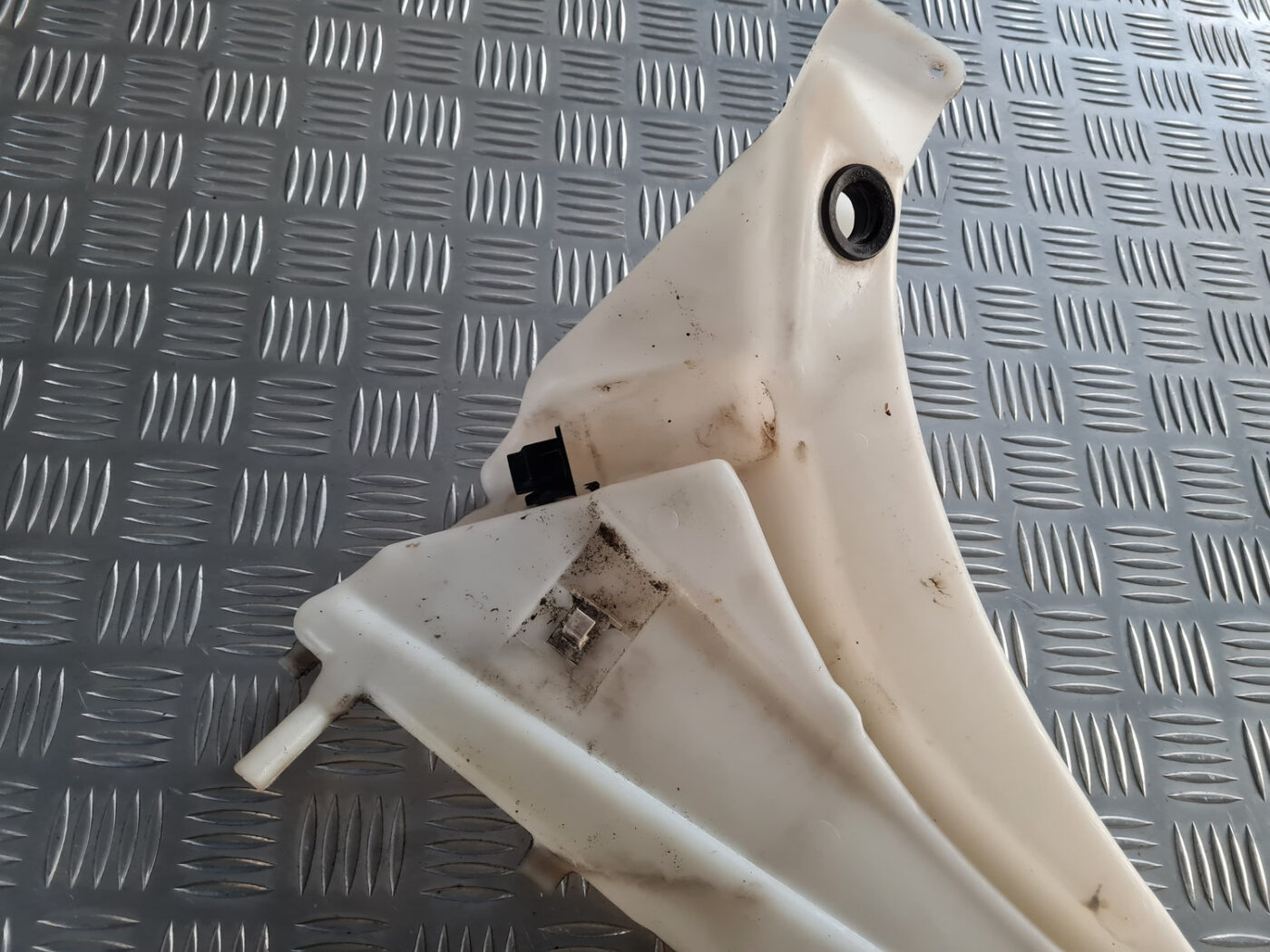 Mazgātāja šķidruma tvertne priekš VOLVO C30 2009 2 Mazgātāja šķidruma tvertne priekš VOLVO C30 2009