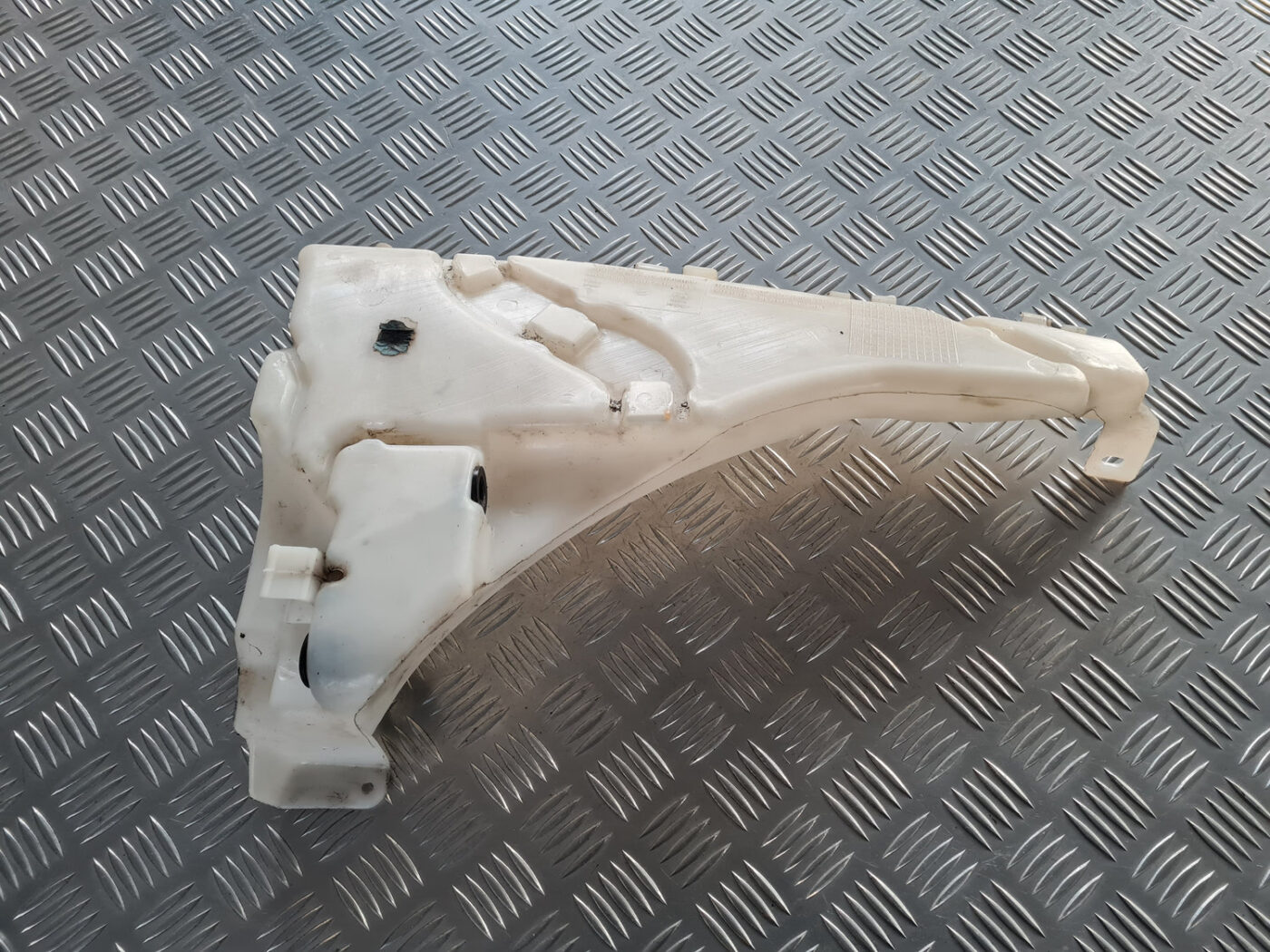 Mazgātāja šķidruma tvertne priekš VOLVO C30 2009 7 Mazgātāja šķidruma tvertne priekš VOLVO C30 2009