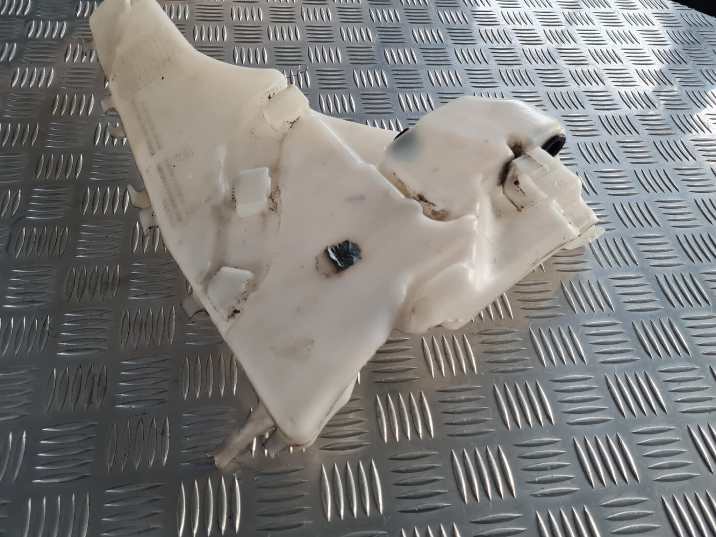 Mazgātāja šķidruma tvertne priekš VOLVO C30 2009 6 Mazgātāja šķidruma tvertne priekš VOLVO C30 2009