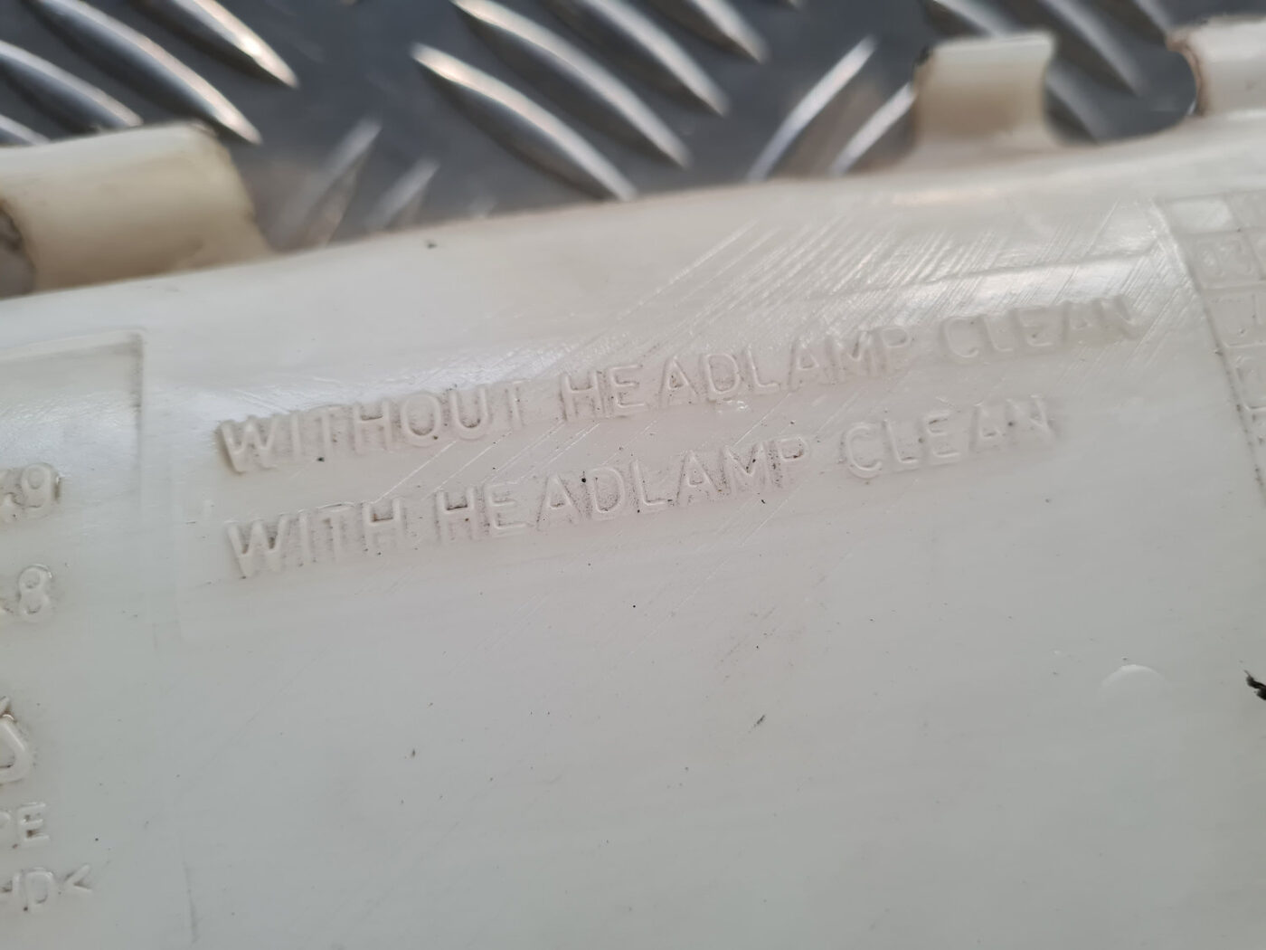 Mazgātāja šķidruma tvertne priekš VOLVO C30 2009 3 Mazgātāja šķidruma tvertne priekš VOLVO C30 2009