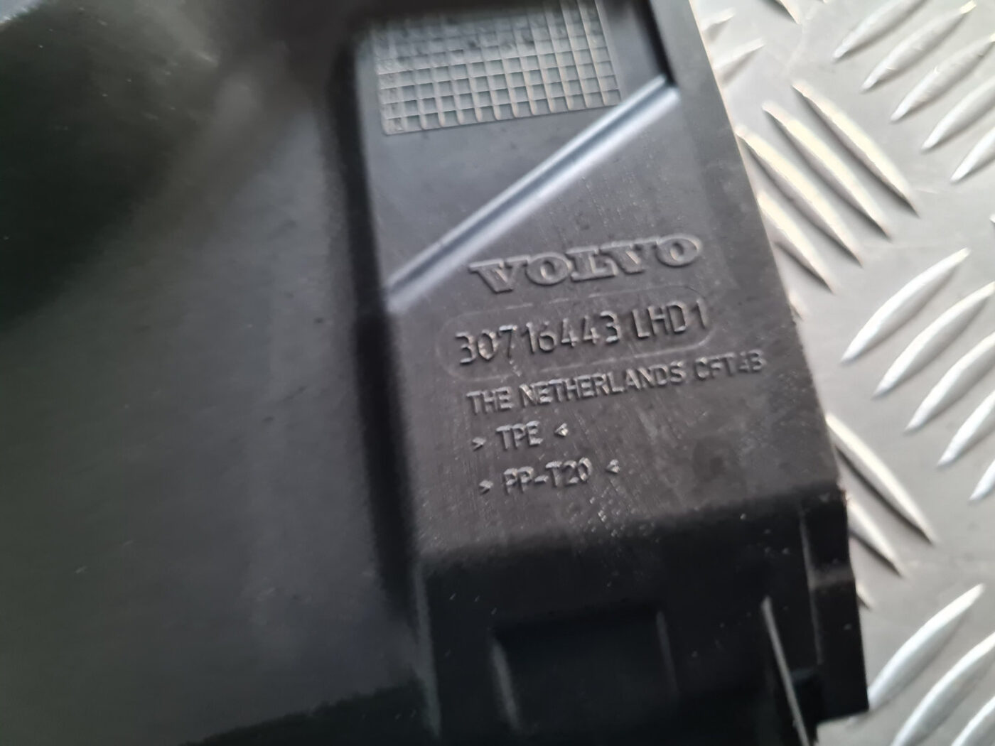 Ieplūdes gaisa deflektors, pa kreisi priekš VOLVO C30 2009 2 Ieplūdes gaisa deflektors, pa kreisi priekš VOLVO C30 2009