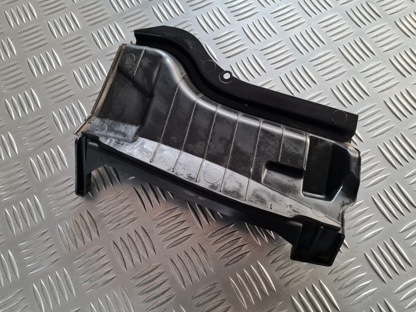 Ieplūdes gaisa deflektors, pa kreisi priekš VOLVO C30 2009 3 Ieplūdes gaisa deflektors, pa kreisi priekš VOLVO C30 2009