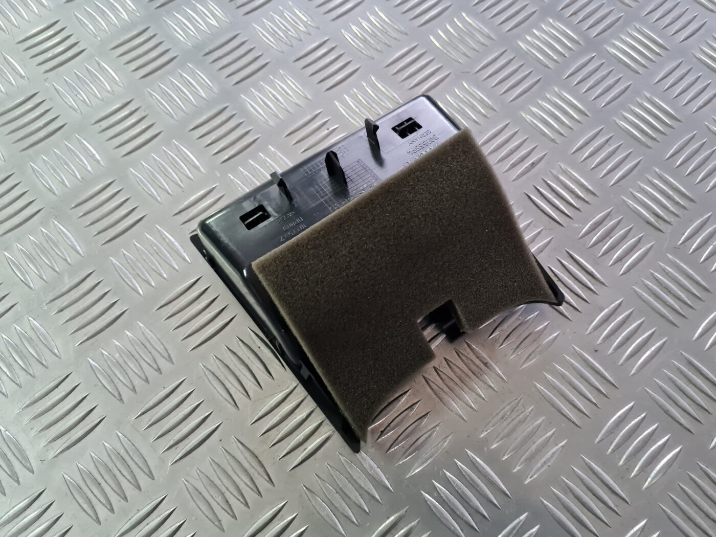 Centrālās konsoles nodalījums priekš VOLVO C30 2009 2 Centrālās konsoles nodalījums priekš VOLVO C30 2009