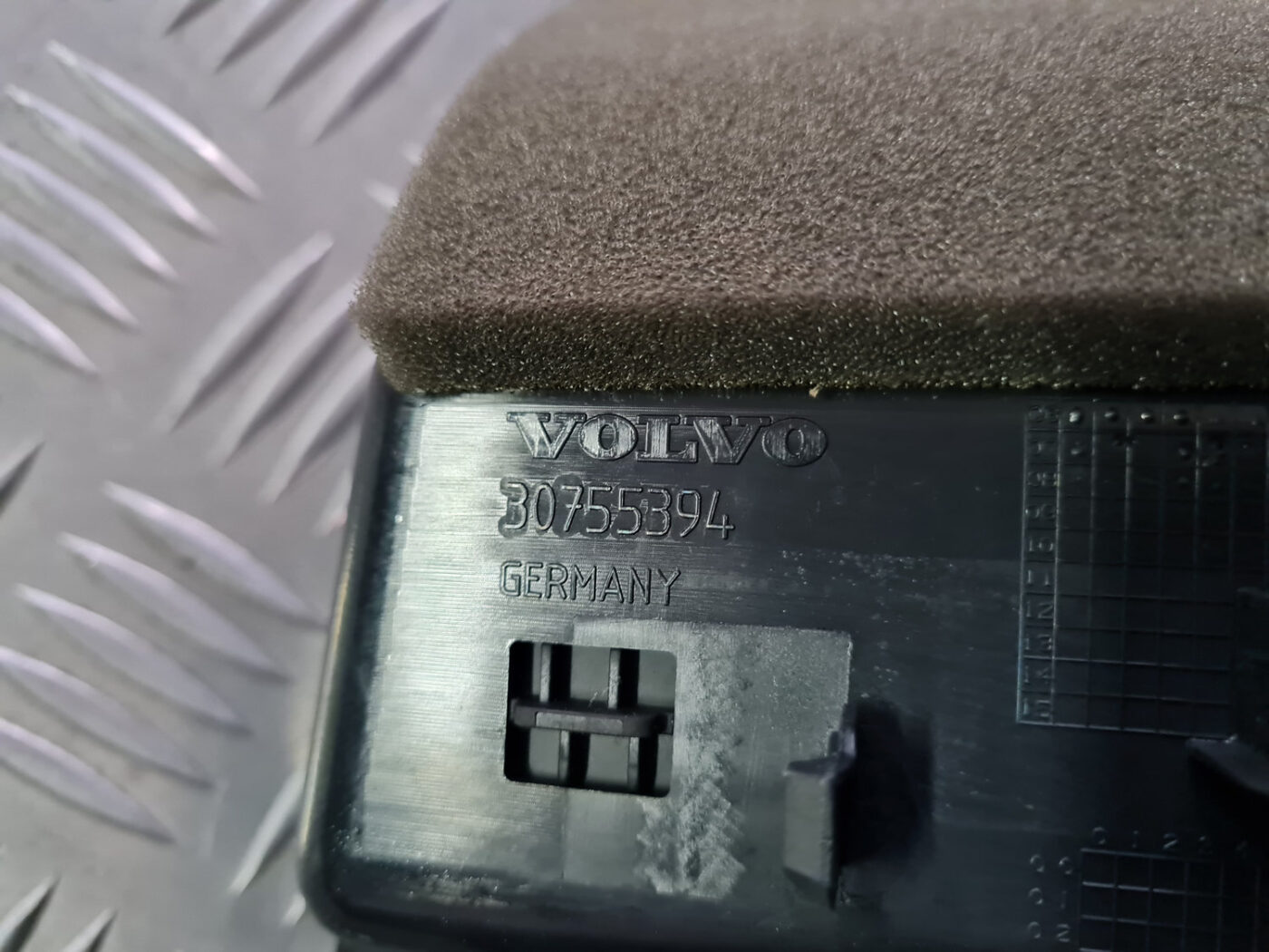 Centrālās konsoles nodalījums priekš VOLVO C30 2009 3 Centrālās konsoles nodalījums priekš VOLVO C30 2009