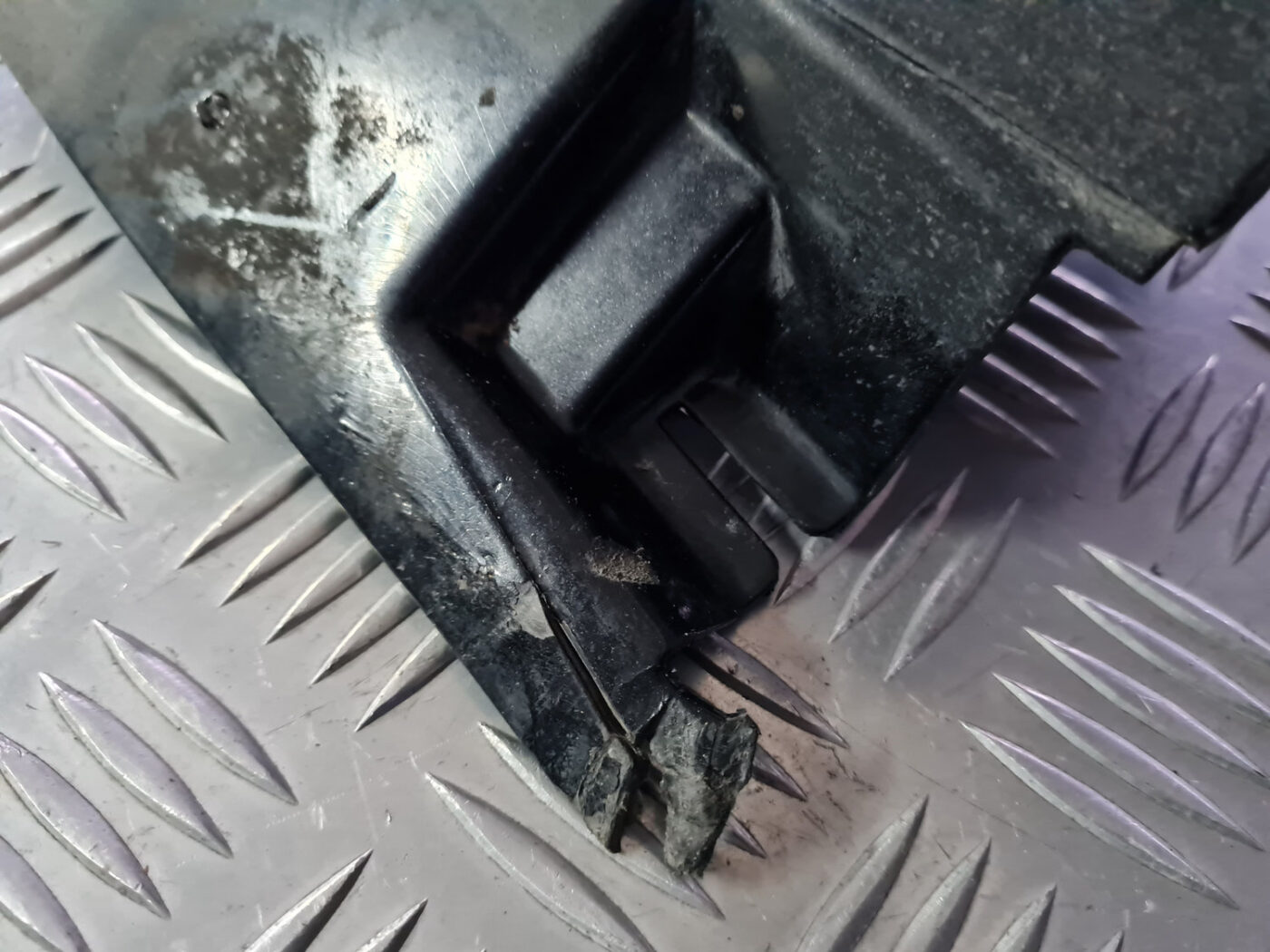 Ārēja sliekšņa uzlikas daļa priekš VOLVO C30 2009