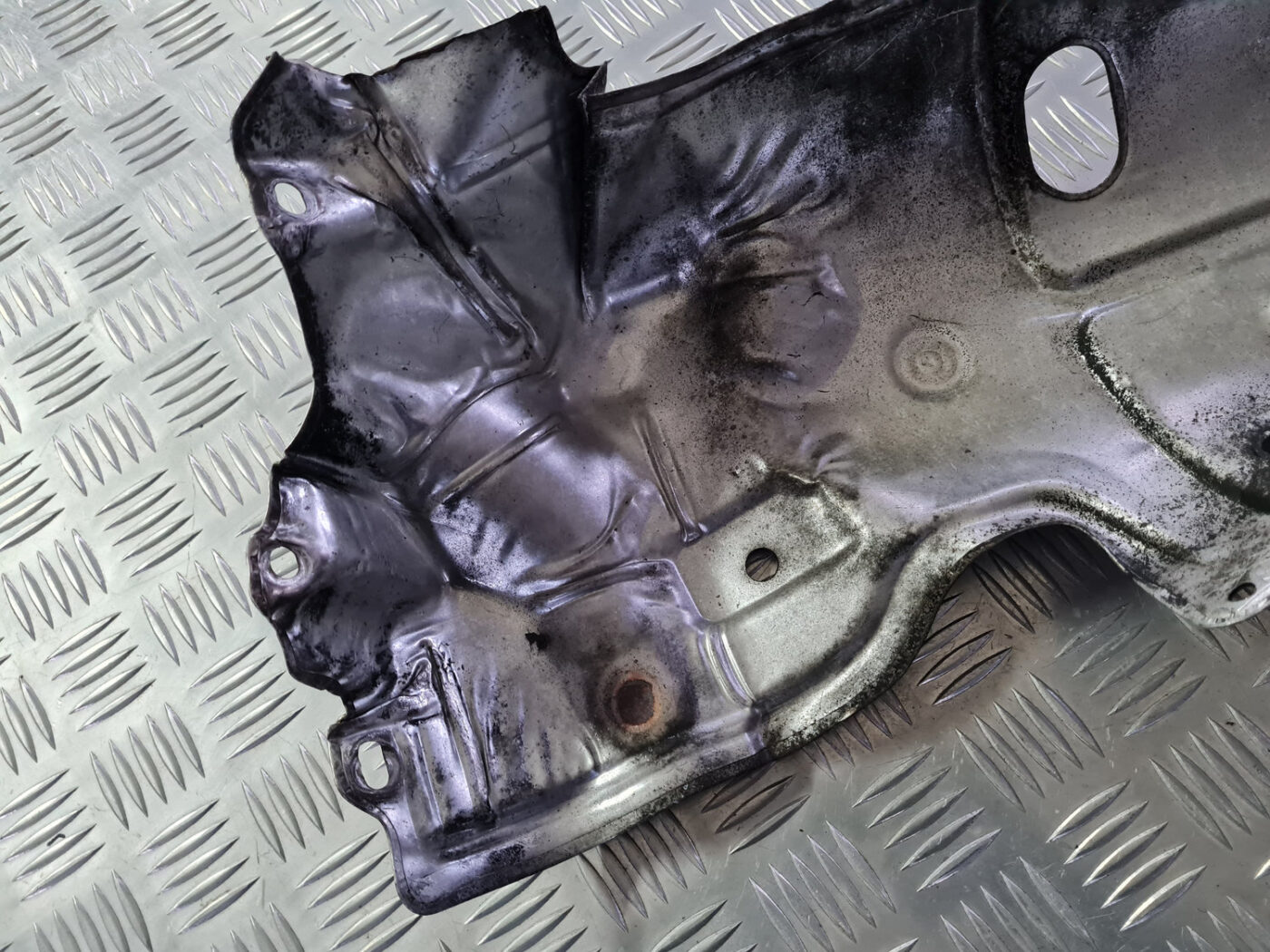 Izpūtēja sistēmas karstuma aizsargs priekš VOLVO C30 2009