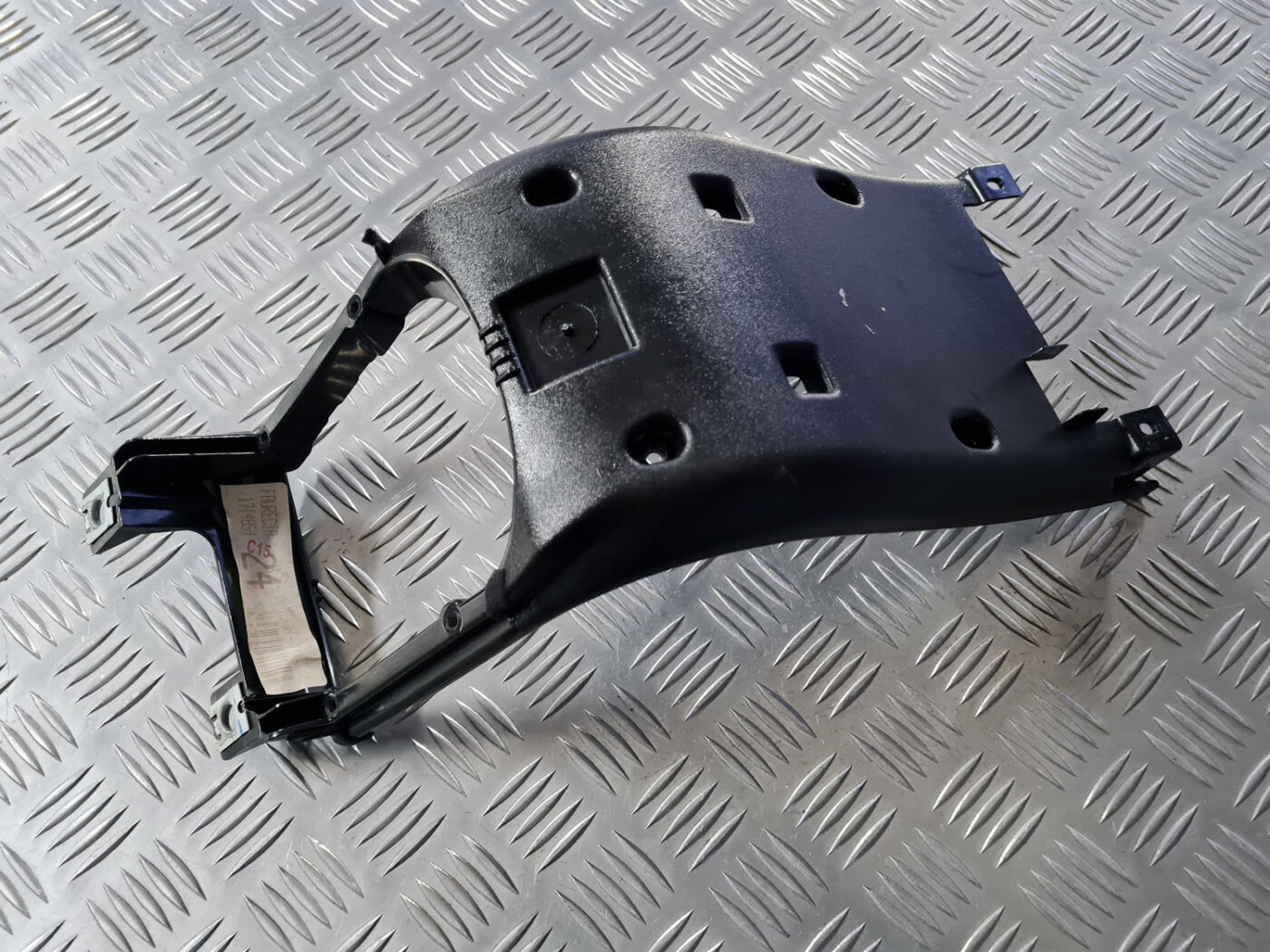 Centrālās konsoles iekšējā plastmasa priekš VOLVO C30 2009 2 Centrālās konsoles iekšējā plastmasa priekš VOLVO C30 2009