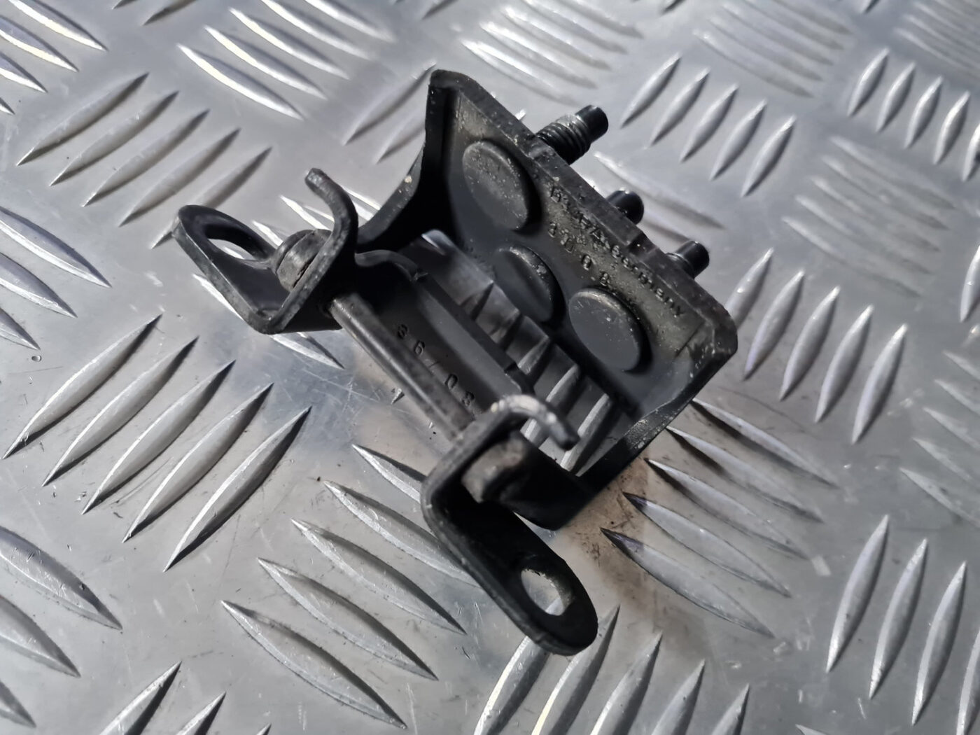 Bagažnieka vāka eņģe priekš VOLVO C30 2009 2 Bagažnieka vāka eņģe priekš VOLVO C30 2009