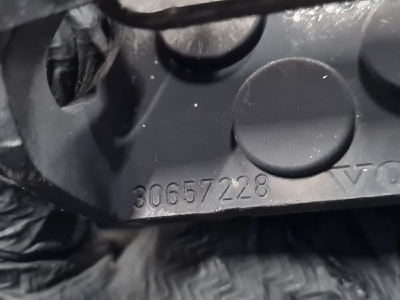 Bagažnieka vāka eņģe priekš VOLVO C30 2009