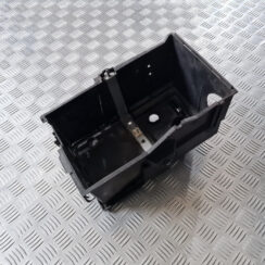 Akumulatora stiprināšanas korpuss priekš VOLVO C30 2009