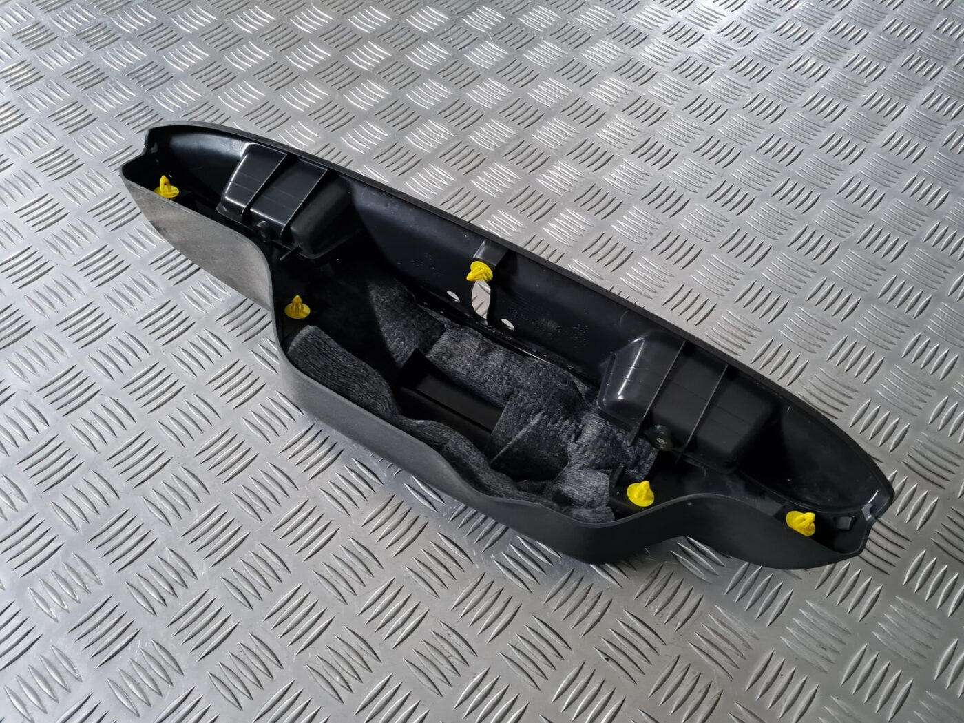 Bagāžnieka vāka apdare priekš VOLVO C30 2009 4 Bagāžnieka vāka apdare priekš VOLVO C30 2009