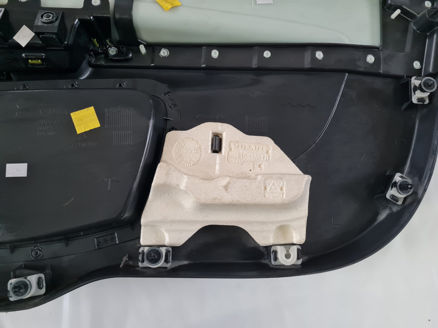 Priekšējo kreiso durvju apdare priekš VOLVO C30 2009