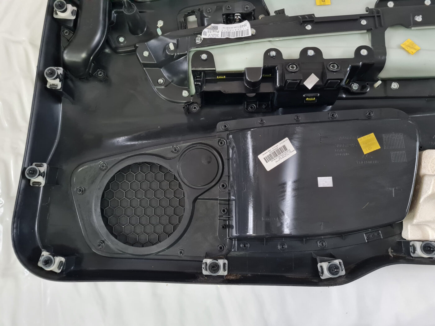 Priekšējo kreiso durvju apdare priekš VOLVO C30 2009