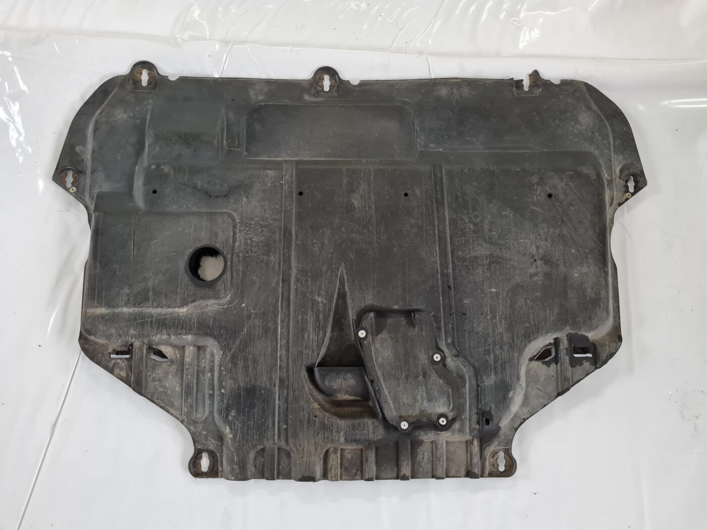 Dzinēja aizsargs priekš VOLVO C30 2009 2 Dzinēja aizsargs priekš VOLVO C30 2009