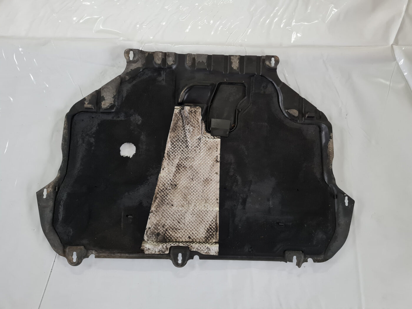 Dzinēja aizsargs priekš VOLVO C30 2009 8 Dzinēja aizsargs priekš VOLVO C30 2009