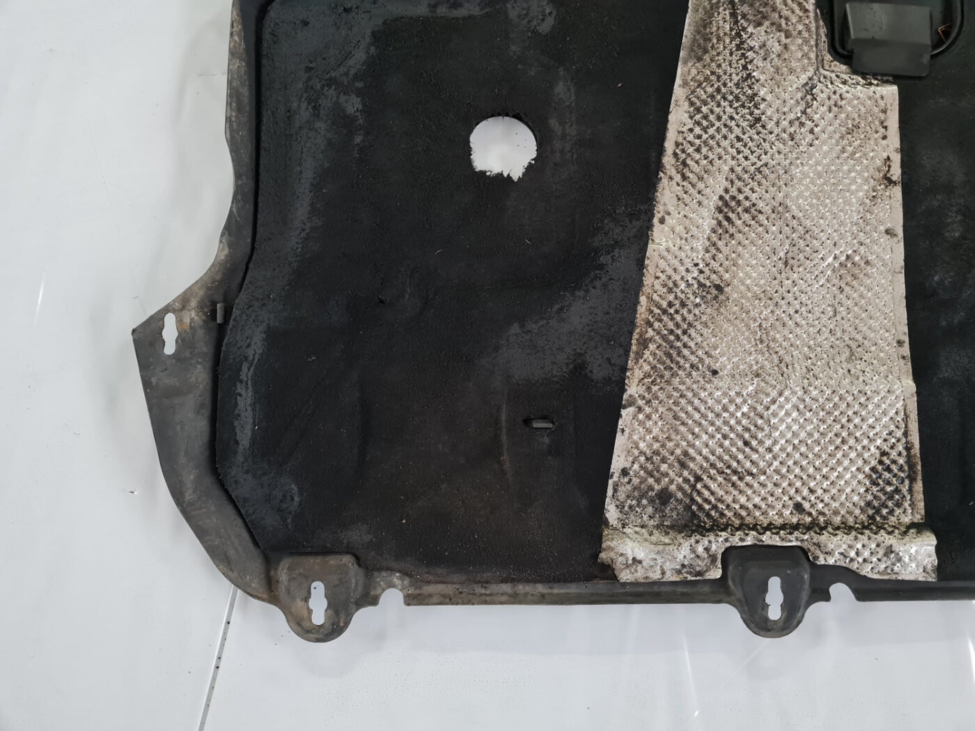 Dzinēja aizsargs priekš VOLVO C30 2009 7 Dzinēja aizsargs priekš VOLVO C30 2009