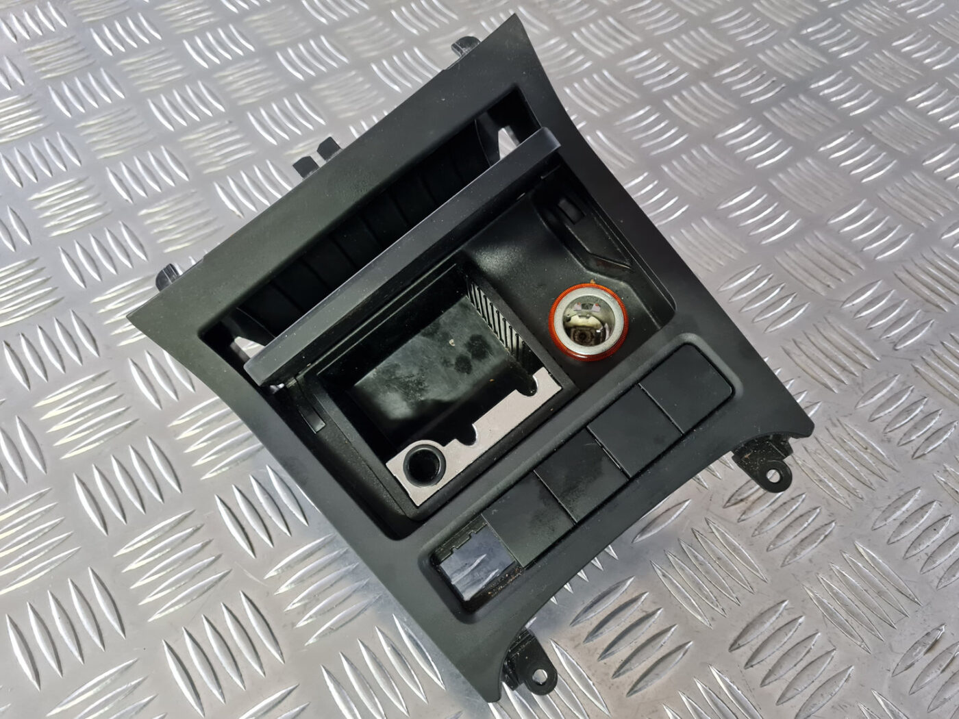 Pelnu trauks priekš VW GOLF 6 2011 2 Pelnu trauks priekš VW GOLF 6 2011