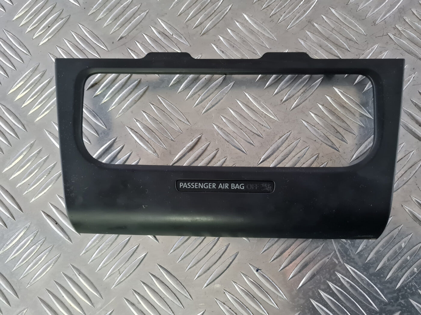 Mērinstrumentu paneļa dekoratīvais rāmis priekš VW GOLF 6 2011 2 Mērinstrumentu paneļa dekoratīvais rāmis priekš VW GOLF 6 2011