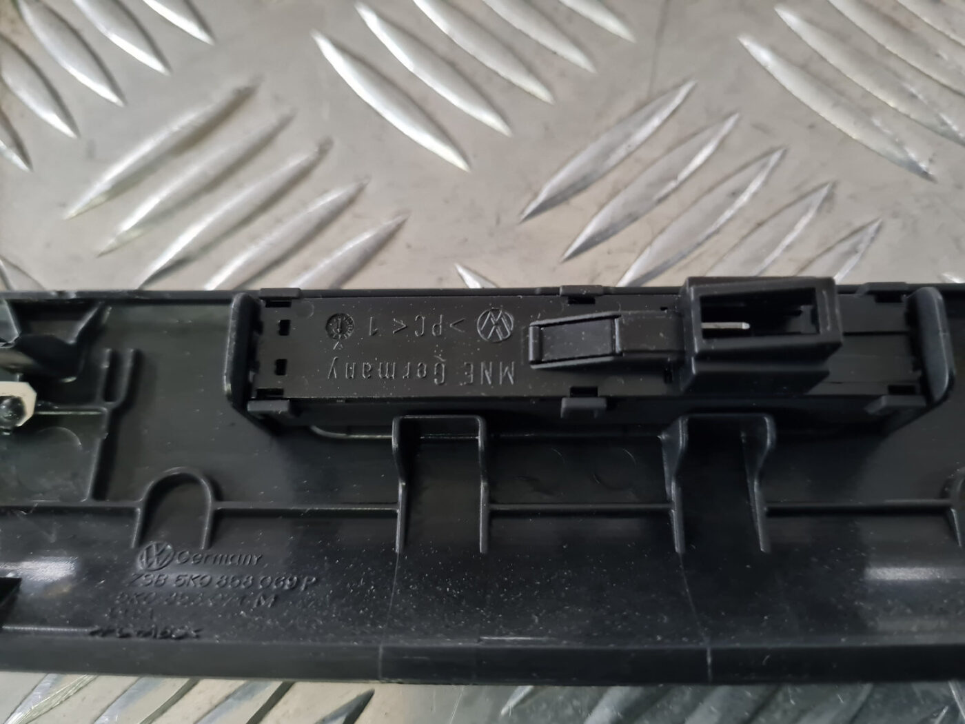 Mērinstrumentu paneļa dekoratīvais rāmis priekš VW GOLF 6 2011 5 Mērinstrumentu paneļa dekoratīvais rāmis priekš VW GOLF 6 2011