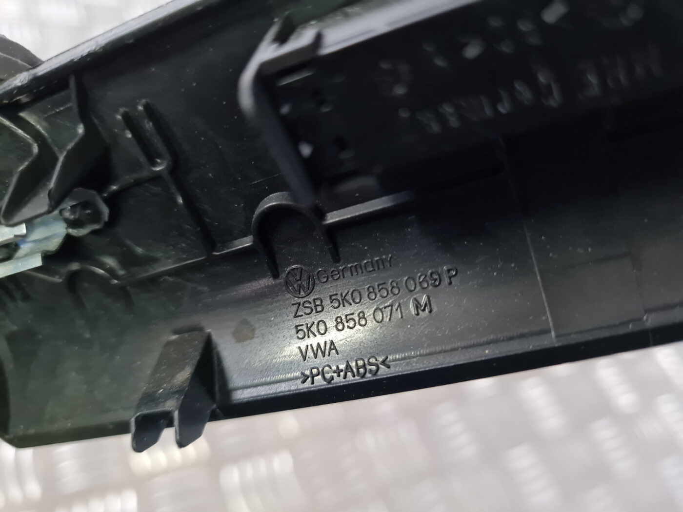 Mērinstrumentu paneļa dekoratīvais rāmis priekš VW GOLF 6 2011 4 Mērinstrumentu paneļa dekoratīvais rāmis priekš VW GOLF 6 2011