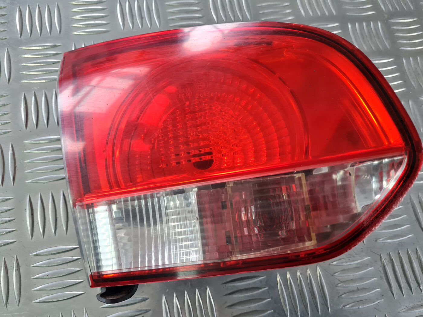 Bagāžnieka vāka kreisais lukturis priekš VW GOLF 6 2011