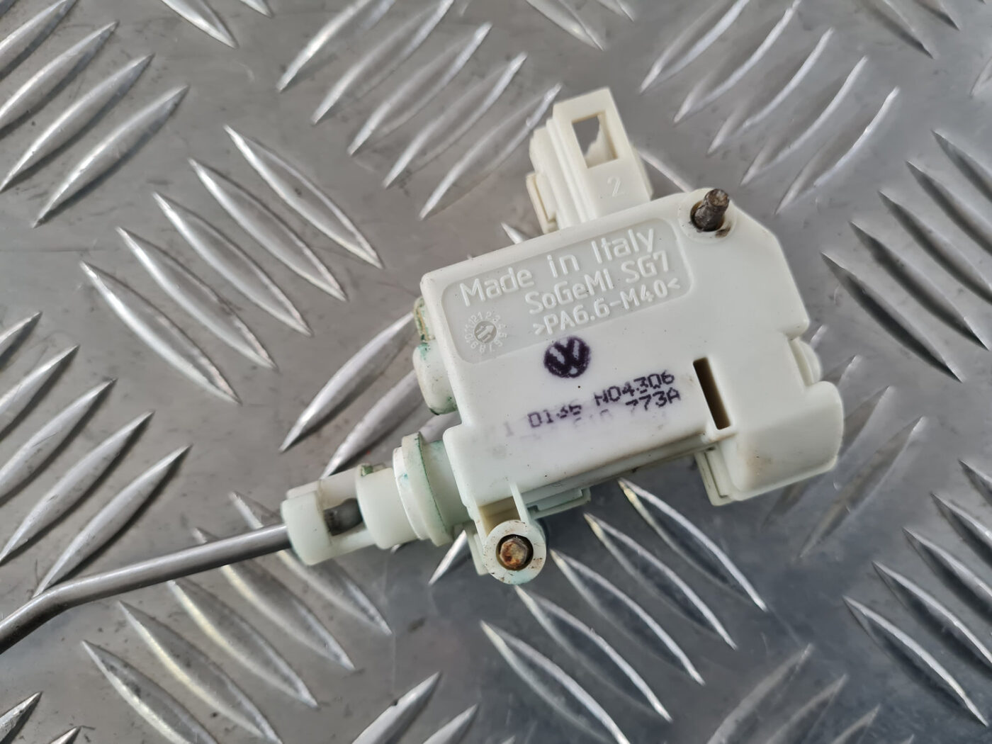 Degvielas tvertnes vāka slēdzene priekš VW GOLF 6 2011