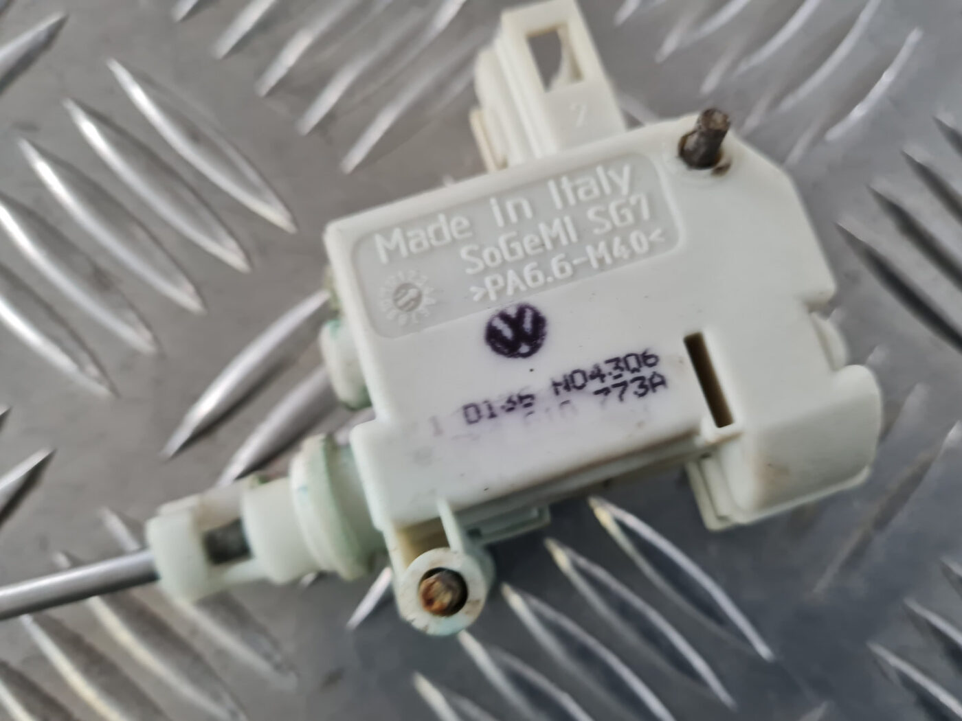 Degvielas tvertnes vāka slēdzene priekš VW GOLF 6 2011