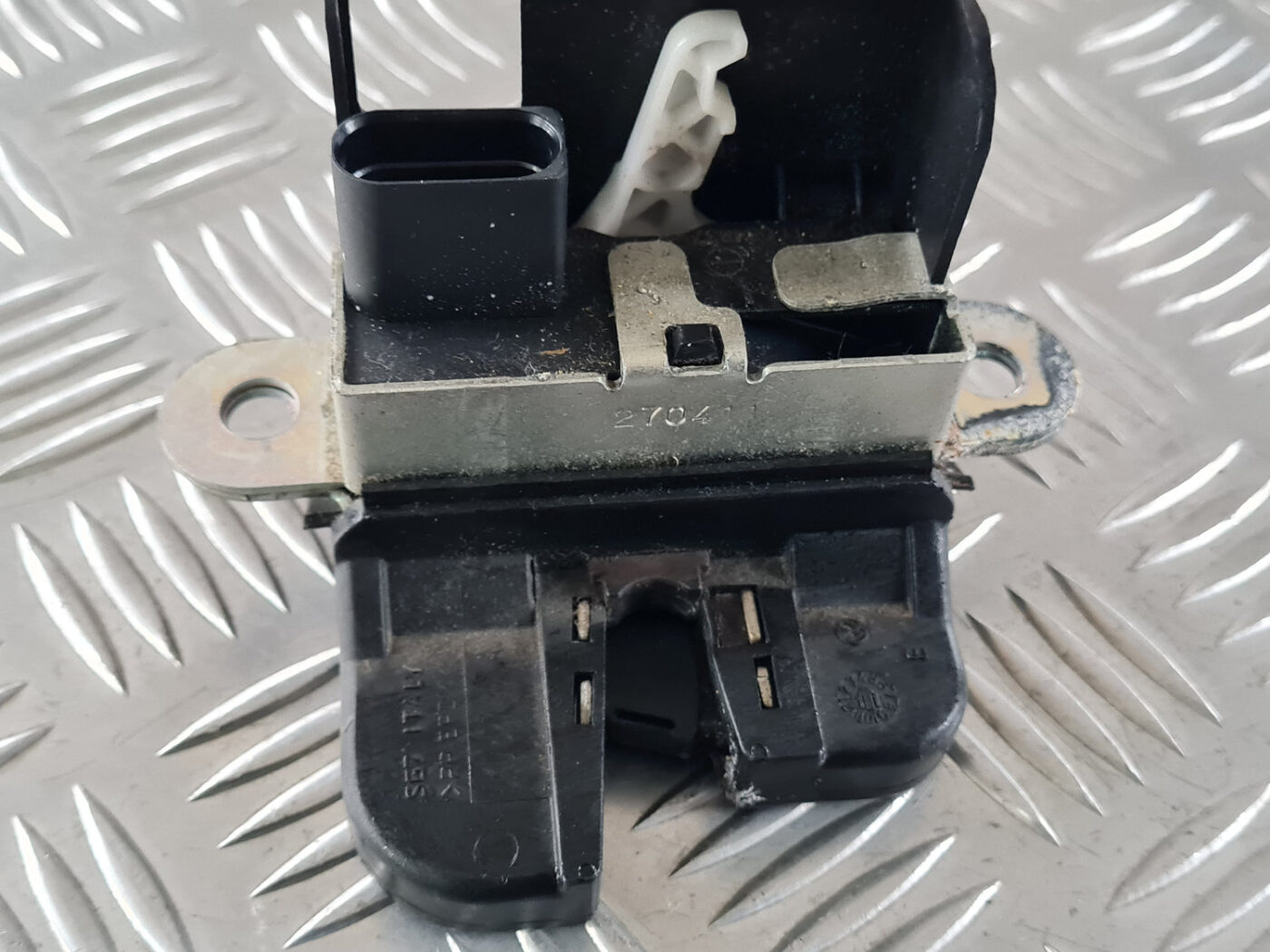 Bagāžnieka vāka slēdzene priekš VW GOLF 6 2011 6 Bagāžnieka vāka slēdzene priekš VW GOLF 6 2011