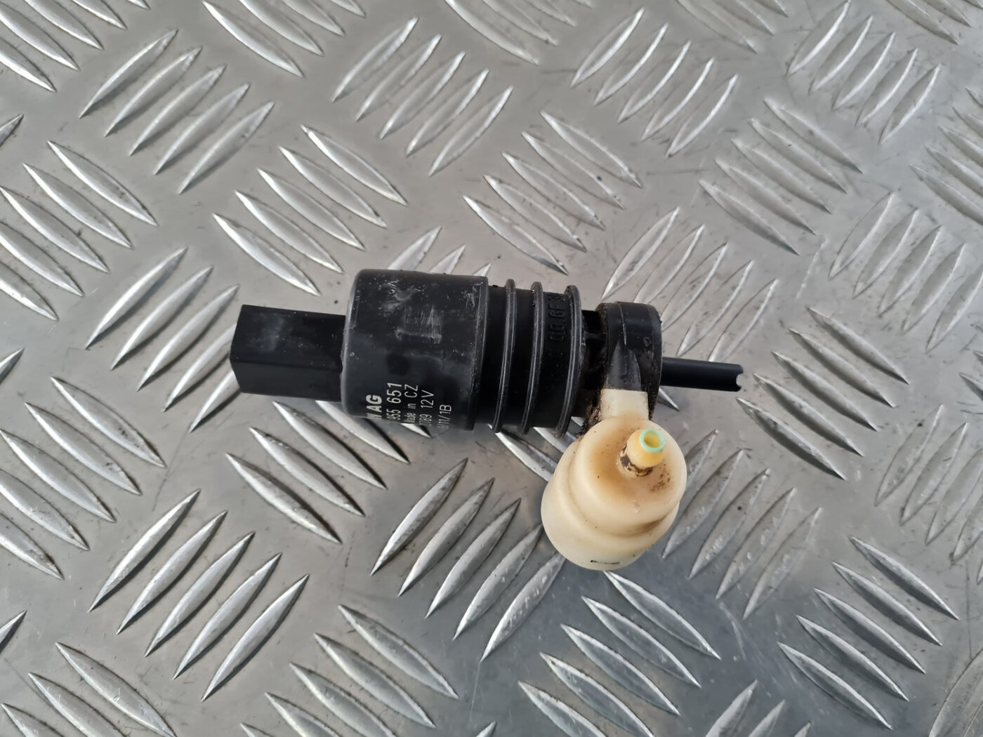 Mazgātāja šķidruma sūknis priekš VW GOLF 6 2011 2 Mazgātāja šķidruma sūknis priekš VW GOLF 6 2011