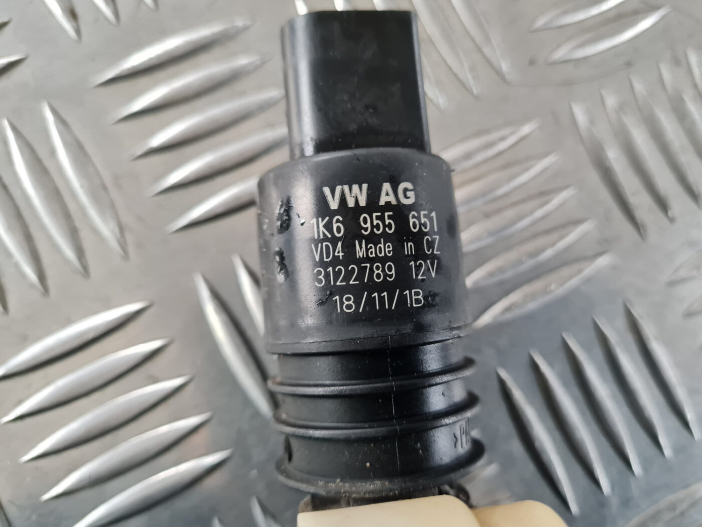 Mazgātāja šķidruma sūknis priekš VW GOLF 6 2011 4 Mazgātāja šķidruma sūknis priekš VW GOLF 6 2011