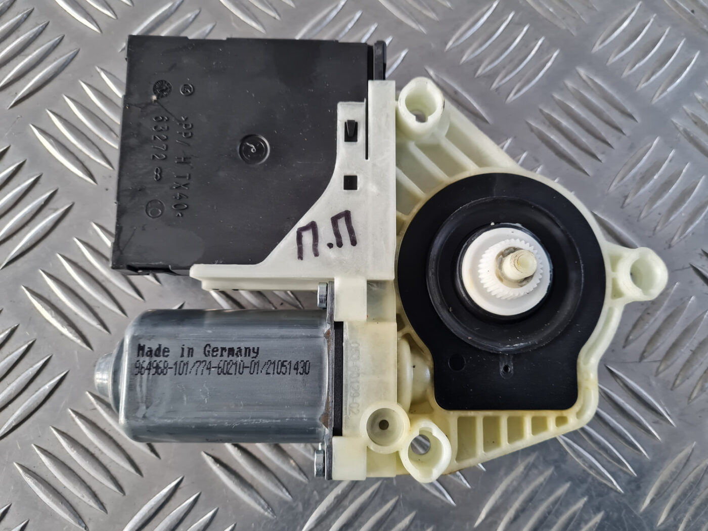 Elektrisko stiklu motors priekš VW GOLF 6 2011 2 Elektrisko stiklu motors priekš VW GOLF 6 2011