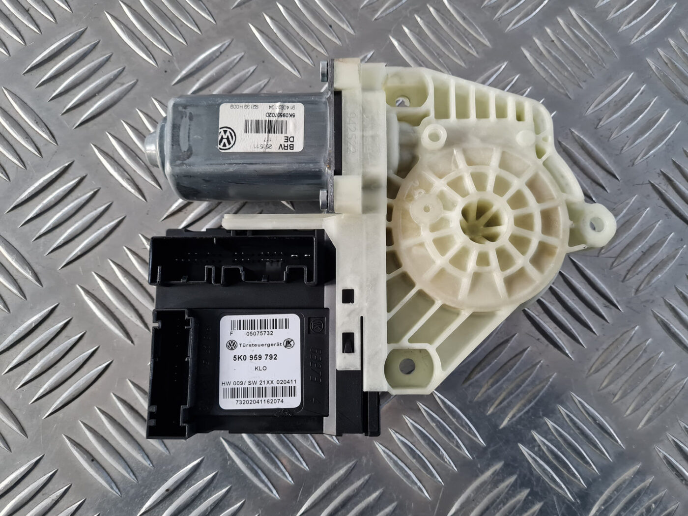 Elektrisko stiklu motors priekš VW GOLF 6 2011 5 Elektrisko stiklu motors priekš VW GOLF 6 2011