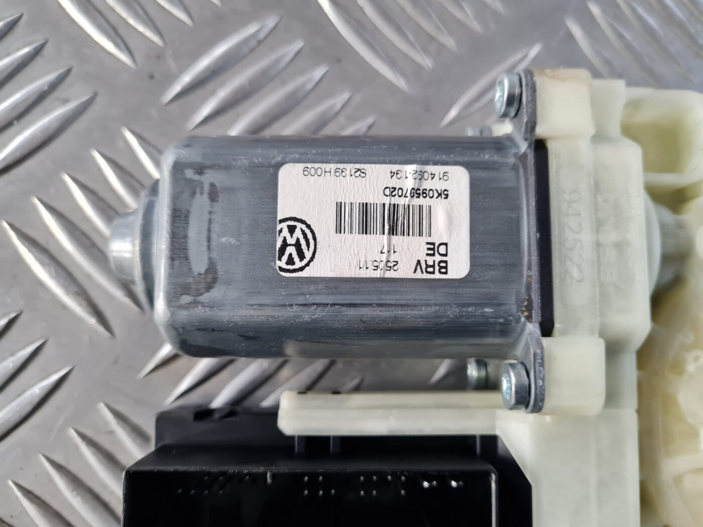 Elektrisko stiklu motors priekš VW GOLF 6 2011 3 Elektrisko stiklu motors priekš VW GOLF 6 2011