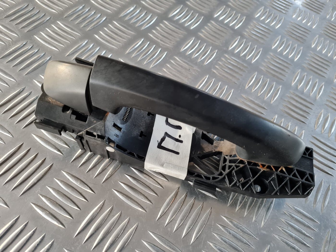 Priekšējāis labais durvju rokturis priekš VW GOLF 6 2011 2 Priekšējāis labais durvju rokturis priekš VW GOLF 6 2011