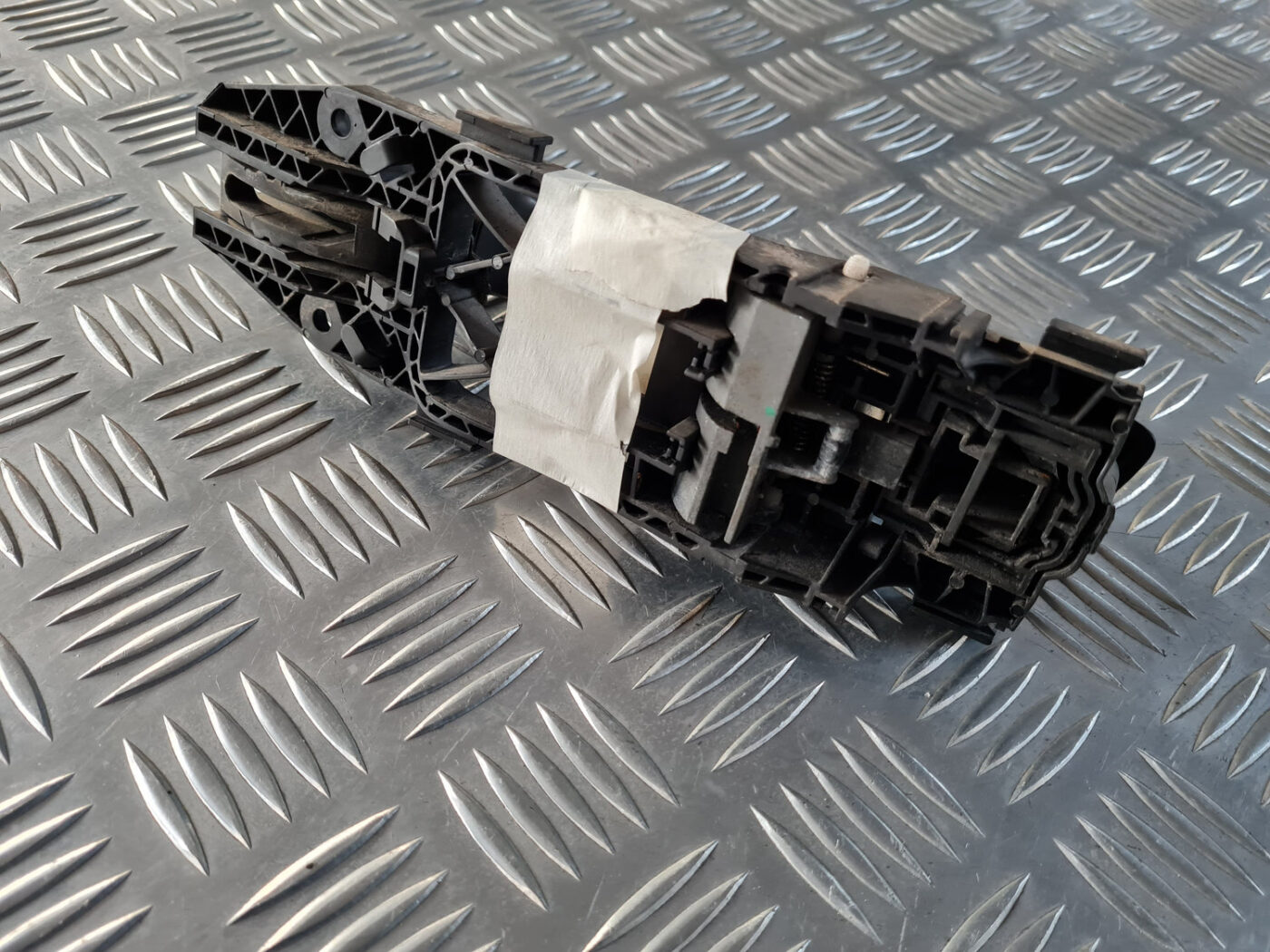 Priekšējāis labais durvju rokturis priekš VW GOLF 6 2011 3 Priekšējāis labais durvju rokturis priekš VW GOLF 6 2011