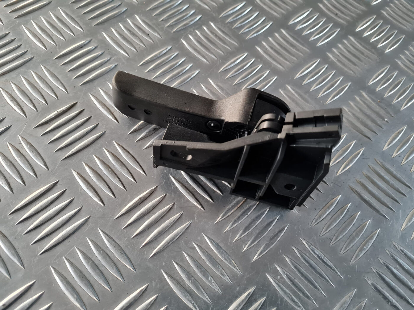 Pārsega atveršanas rokturis salonā priekš VW GOLF 6 2011