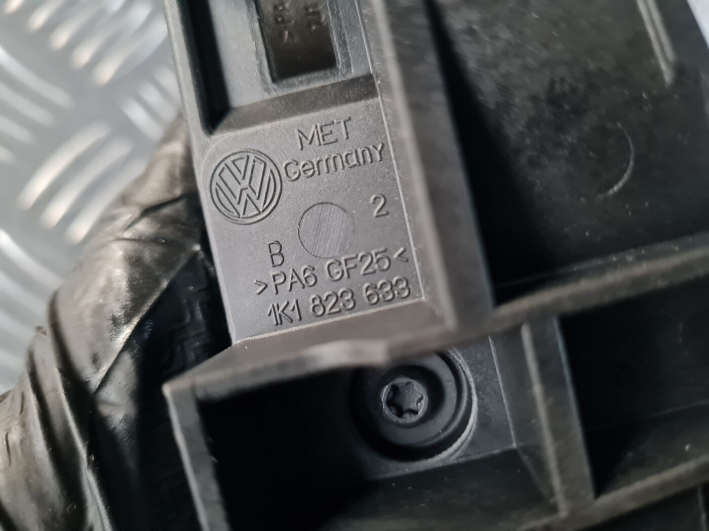 Pārsega atveršanas rokturis salonā priekš VW GOLF 6 2011