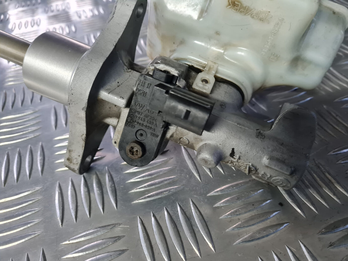 Bremžu pastiprinātāja galvenais cilindrs priekš VW GOLF 6 2011