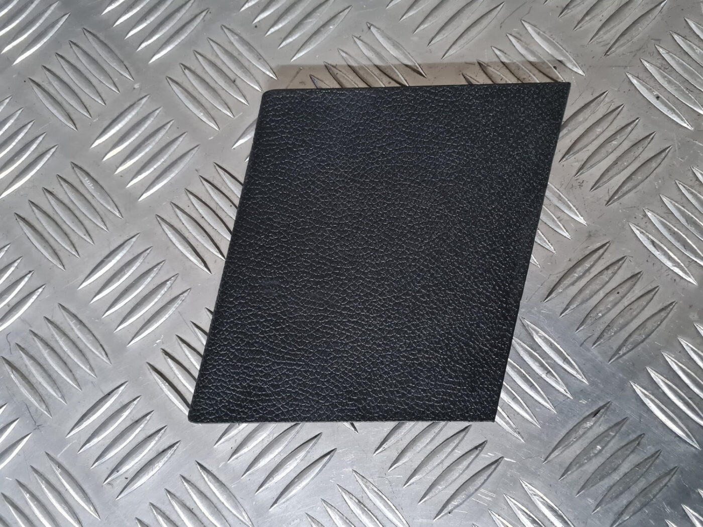 Bagāžnieka nodalījuma apdares vāciņš priekš VW GOLF 6 2011 2 Bagāžnieka nodalījuma apdares vāciņš priekš VW GOLF 6 2011