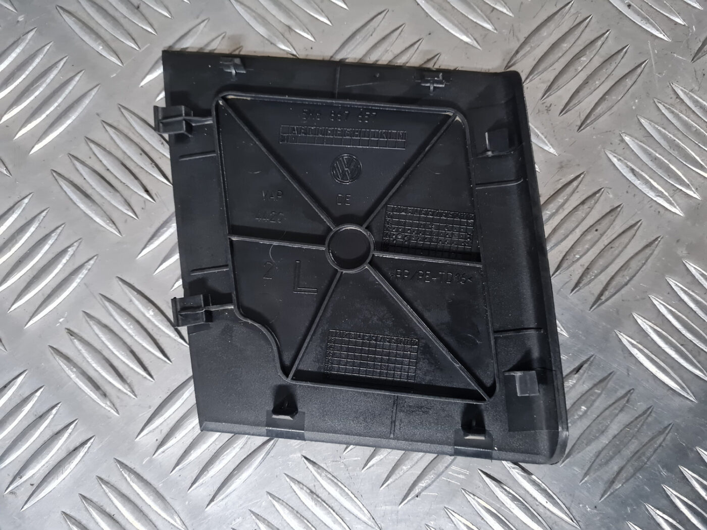 Bagāžnieka nodalījuma apdares vāciņš priekš VW GOLF 6 2011 6 Bagāžnieka nodalījuma apdares vāciņš priekš VW GOLF 6 2011