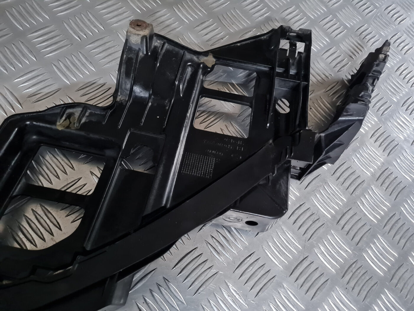 Priekšēja luktura kronšteins priekš VW GOLF 6 2011 8 Priekšēja luktura kronšteins priekš VW GOLF 6 2011