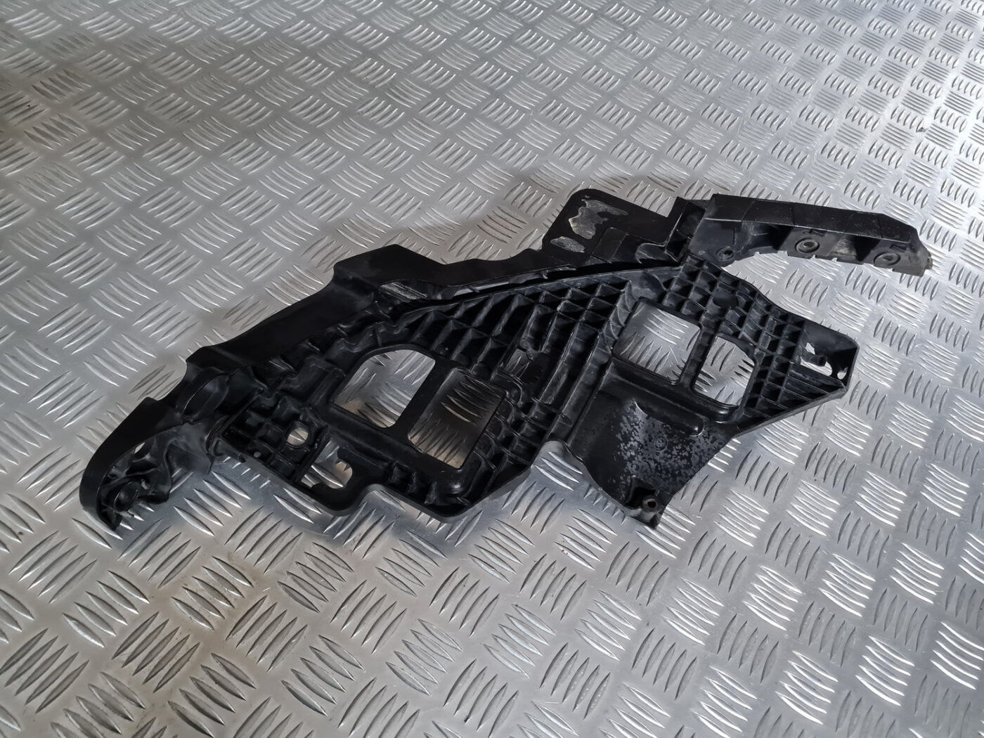 Priekšēja luktura kronšteins priekš VW GOLF 6 2011 7 Priekšēja luktura kronšteins priekš VW GOLF 6 2011