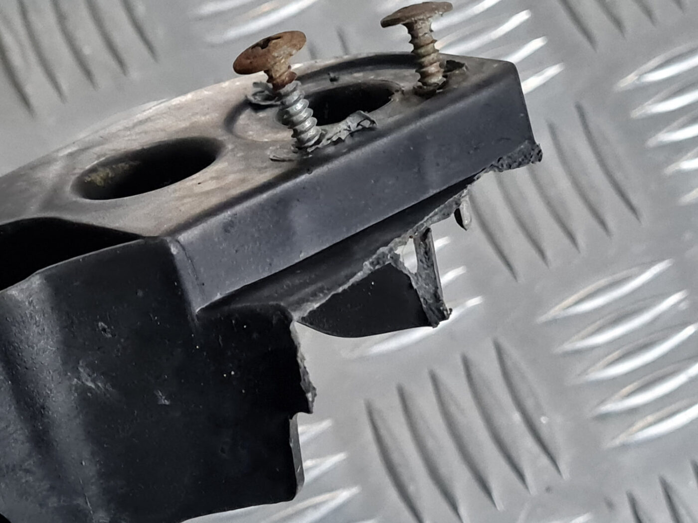 Priekšēja luktura kronšteins priekš VW GOLF 6 2011 6 Priekšēja luktura kronšteins priekš VW GOLF 6 2011