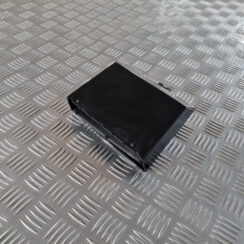 Mantu glabāšanas nodalījums centrā priekš VW GOLF 6 2011