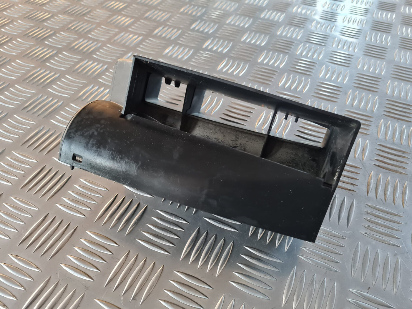 Ieplūdes gaisa deflektors/Difuzors priekš VW GOLF 6 2011 7 Ieplūdes gaisa deflektors/Difuzors priekš VW GOLF 6 2011