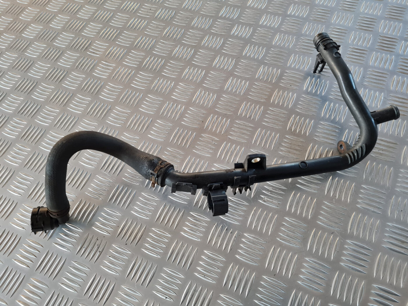 Dzesēšanas caurule priekš VW GOLF 6 2011